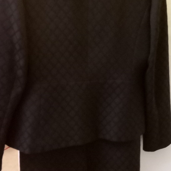 Le Suit black pattern skirt suit - Picture 5 of 11